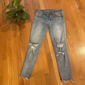 American Eagle Super Stretch Light Wash/Distressed Jeans with Frayed Hem - 6